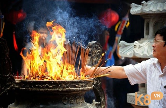 Nằm mơ thấy bát hương cháy đánh số mấy giúp hiểu rõ thông điệp tâm linh và chọn số đúng vận may.