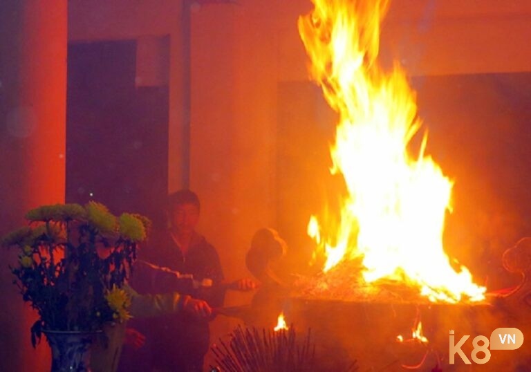 Mơ thấy bát hương cháy trong nhà đánh số mấy mang ý nghĩa gia đạo và tài lộc.
