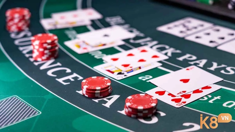 Người chơi trải nghiệm Blackjack – Trò chơi ra đời từ Pháp, nay phổ biến rộng rãi qua nền tảng trực tuyến hiện đạt