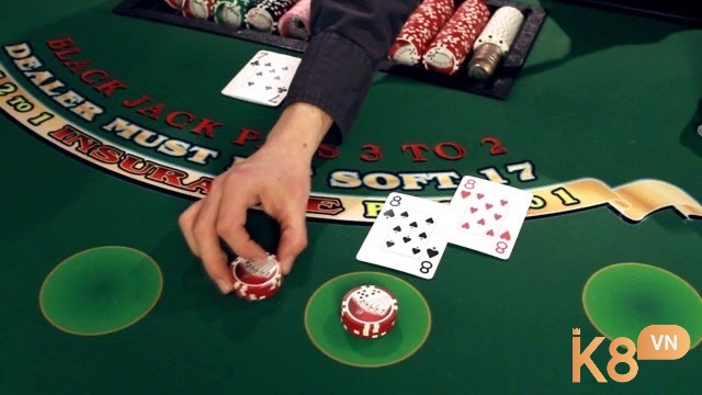Người chơi Blackjack tiền thật có thể chọn rút, dừng, nhân đôi hoặc chia bài tùy vào tình huống để tối ưu hóa cơ hội chiến thắng