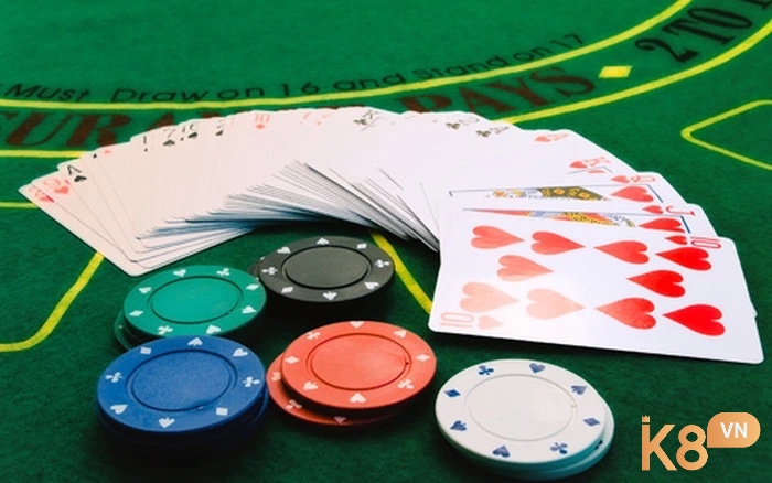 Chiến lược cơ bản giúp người chơi Blackjack đưa ra quyết định tối ưu dựa trên tay bài và quân bài của dealer, từ đó giảm lợi thế nhà cái xuống mức tối thiểu