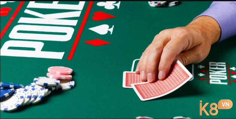 Giữ bankroll ổn định trong mẹo chơi Poker giúp bạn vượt qua variance và chơi dài hơi một cách bền vững