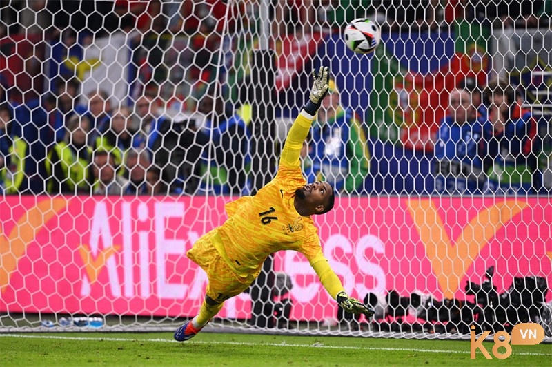 Thống kê cứu thua và clean sheet phản ánh kỹ năng cá nhân cho thấy sự phối hợp tốt với hàng phòng ngự