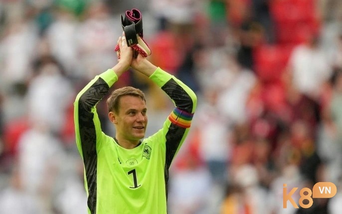 Manuel Neuer nổi bật với khả năng ra khỏi vòng cấm để xử lý tình huống và kỹ năng phát bóng chân trái cực kỳ chính xác